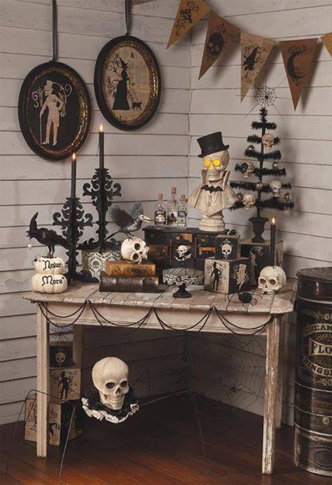 25 Halloween Ideas That Will Leave You Spellbound | Terrys Fabrics's Blog Halloween Shelves, Diy Halloween Home Decor, Halloween Centerpieces, Gothic Crafts, Deco Photo, Dekorasi Halloween, Table Halloween, Hallowen Ideas, Bethany Lowe Designs