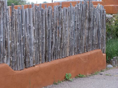 Traditional New Mexico "Coyote Fence" Form meets function. Coyote Fence, Santa Fe Ranch, Mailbox Art, Mexico Homes, New Mexico Style, New Mexico Homes, New Mexico Santa Fe, Desert Style, Cheap Fence