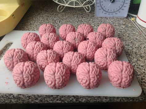 Brain Cake Pops, Brain Themed Party, Psychology Cake Ideas, Psychology Party Ideas, Brain Cake Ideas, Psychology Themed Party, Therapist Graduation Party, Neuroscience Degree, Psychology Cake