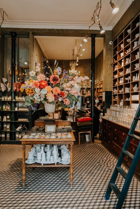 Hotel Store Design, Parisian Store Interior, Parisian Boutique Interior, Anthropologie Store Interior, Small Business Store Design, Home Decor Boutique Ideas, Floral Shop Design, Gift Store Design Interior, Small Flower Shop Design