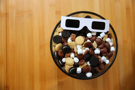 Total Solar Eclipse 2024 Party Food, Snacks For Eclipse Party, Eclipse Appetizers, Eclipse Snack Bags, Eclipse Snacks For Kids, Solar Eclipse Party Food For Kids, Eclipse Party Food Appetizers, Eclipse Themed Snacks, Eclipse Snack Ideas