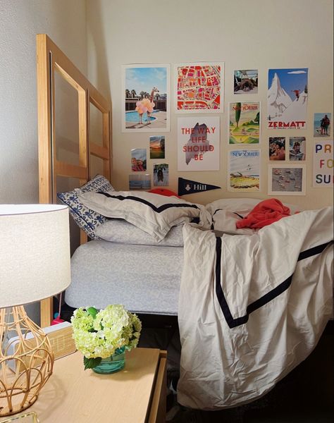 Navy Blue Dorm Room, Utk Dorm, Room Decor Navy Blue, Dorm Rooms Decorating, Blue Dorm Room, Decorating Dorm, Dorm Room Color Schemes, Aesthetic Navy, Dorm Room Colors