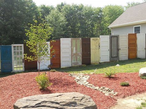 reuse old doors as a privacy fence Cottage Lounge, Frosted Glass Design, Lattice Fence, Backyard Privacy, Garden Junk, Front Yard Fence, Privacy Fences, Cool Wall Decor, Backyard Fences