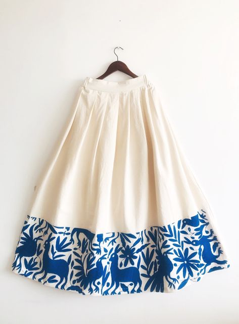 Skirt Painting, Hand Painted Skirt, Outfit Mexicano, Madewell Outfits, Mexican Skirts, Hand Embroidery Work, Navratri Dress, Painting Stuff, Embroidery Skirt