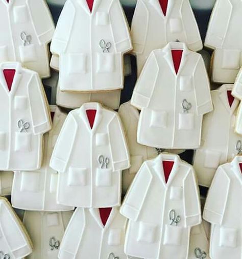 White coat ceremony Doctor Graduation Party Ideas, Match Day Medical School, Dentist Cookies, Pharmacy Cake, Doctor Lab Coat, Graduation Party Yard Signs, Medical Cookies, Ugly Sweater Cookie, Medical Party