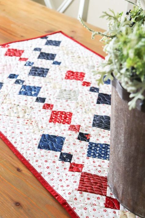 Chandelier Quilt, Americana Quilts, Quilt Runners, Chandelier Table, Patriotic Table Runner, Quilted Items, Small Quilt Projects, Summer Table Runner, Table Topper Patterns