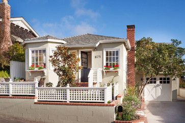 Beach Cottage Design, Laguna Beach House, Small House Living, Cottage Exterior, Beachy Decor, Beach Cottage Decor, Beach Cottage Style, Beach Bungalows, Design Exterior