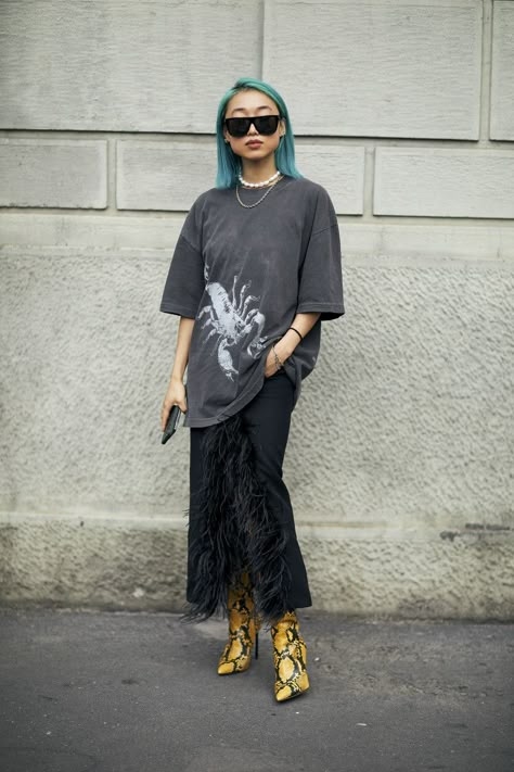 Oversize Tshirt Outfits, Oversize Outfit, Milan Fashion Week Street Style, Upgrade Your Wardrobe, Paris Fashion Week Street Style, London Street Style, London Street, Spring Street Style, Quiet Luxury