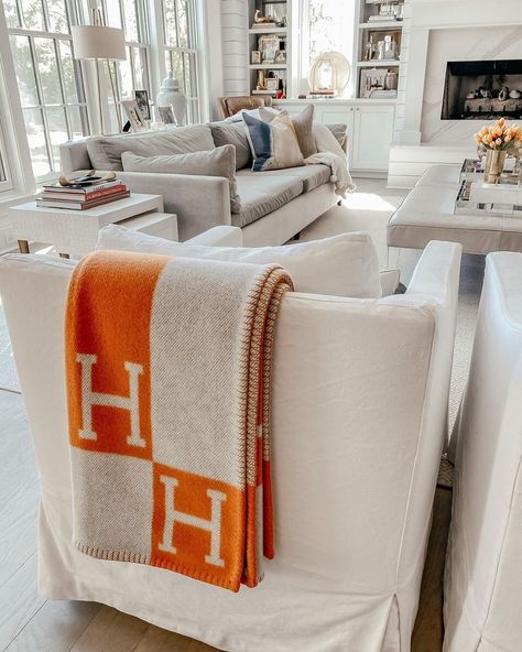 Hermes Blanket Living Room Aesthetic, Orange Hermes Blanket, Hermes Throw Blanket Living Rooms, Hermes Pillow Living Rooms, Hermes Blanket Bedroom, Hermes Blanket Living Room, Hermes Home Decor, Hermes Throw Blanket, Blanket Styling