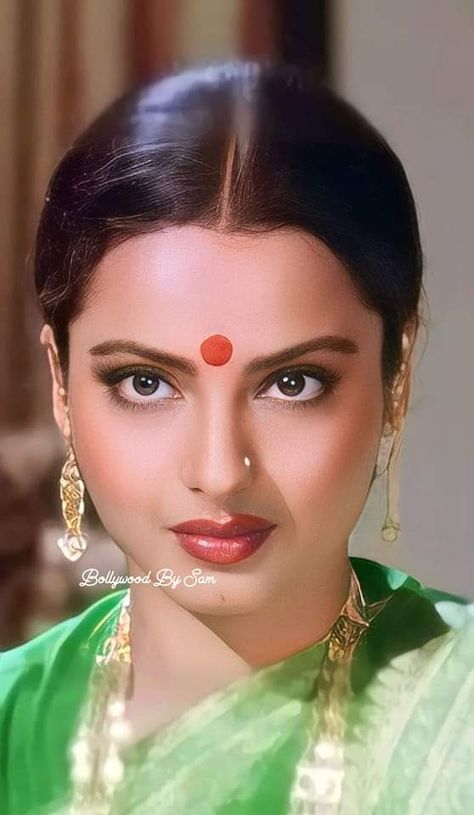 Rekha Ji, Thick Lips, Rekha Actress, Bollywood Retro, Bald Head Women, Old Film Stars, Bollywood Posters, Actor And Actress, Bald Head