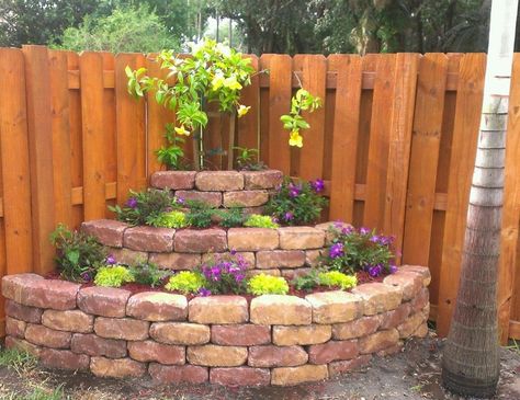 landscaping ideas for corner of backyard | corner landscaping Corner Flower Bed, Corner Landscaping, Small Yard Landscaping, Corner Garden, Fence Landscaping, Backyard Fences, Dresses 2023, Small Garden Design, Garden Fencing