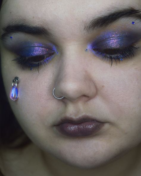 I just realized that I don’t own anything in purple. Not even one piece of clothing?? Add your purple makeup looks! If you can! @haggard_cosmetics 01# Scepter Series Smoky Five-color Eyeshadow Palette 💕 @glamlite ghostface lives palette @clionadhcosmetics UV @prettiesforyourface Glacier @urbandecaycosmetics primer potion 💕 @lottielondon super fake mascara, shimmer lip glaze, bright bounce under eye brightening corrector💕 Grunge makeup, fairy core, fairycore, eyeoutfits, cbeauty, makeup i... Purple Grunge Eyeshadow, Fairycore Eye Makeup, Cbeauty Makeup, Purple Makeup Aesthetic, Whimsigoth Makeup, Under Eye Brightening, Cosmetic Aesthetic, Purple Eyeshadow Looks, Purple Makeup Looks