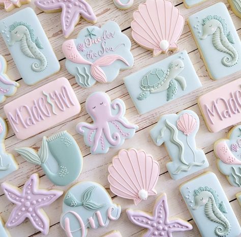 Oneder The Sea Cookies, Mermaid Birthday Cookies, Under The Sea Cookies, Starfish Cookies, Sea Cookies, Oneder The Sea, Cookie Board, Mermaid Names, Royal Iced Cookies