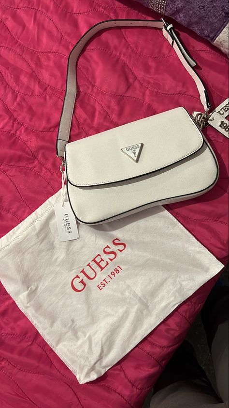 Guess White Bag, Trendy Bags Street Style, Guess Aesthetic, My Style Bags, Guess Bag, Luxury Bags Collection, Aesthetic Bags, Daily Bag, Girly Bags