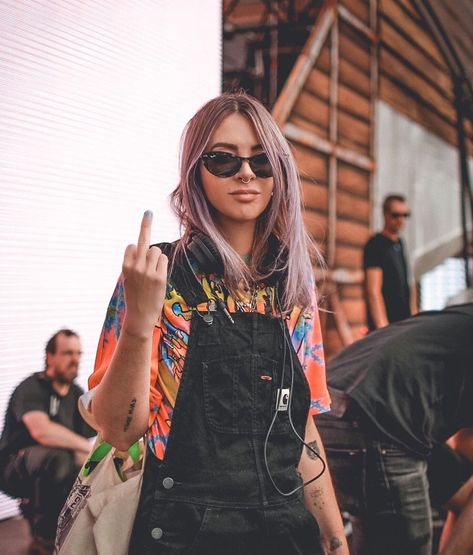 Dj Girl, Dj Photo, Alison Wonderland, Grunge Fits, Cute Twitter Headers, Dj Photos, Everyday Workout, Photo Site, Band Photos