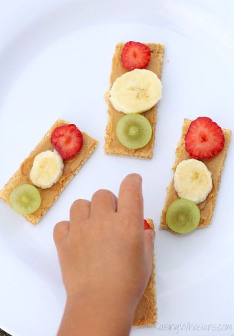 Traffic light snack for toddlers Traffic Light Snack, Snack For Toddlers, Snacks For Toddlers, Preschool Cooking, Toddler Healthy Snacks, Healthy Toddler Snacks, Transportation Preschool, Food Activities, Preschool Snacks