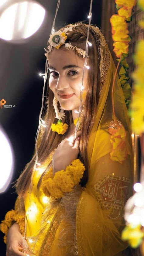 Muslim Haldi Ceremony, Muslim Haldi Bride, Haldi Snapchat, Ubtan Dress, Mayoon Outfits, Haldi Photos, Haldi Shoot, Haldi Poses For Bride, Haldi Bride