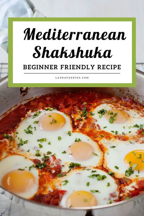 a skillet filled with various fresh vegetables and over easy eggs on top Egg Shakshuka, Dinner Idea Easy, Easy Shakshuka Recipe, How To Make Shakshuka, Shakshuka Recipe, Mediterranean Recipes Healthy, Shakshuka Recipes, Healthy Vegetarian Dinner, Mediterranean Dishes