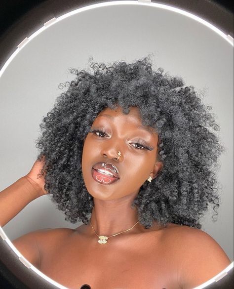 Poses With Afro Hair, Ring Light Photo Shoot Ideas, Selfie Ideas Instagram Black Woman, Ring Light Photo Shoot, Good Lighting Selfies, Ring Light Selfie Ideas, Ringlight Photo Shoot, Ringlight Photo Shoot Ideas, Clear Glasses Black Women