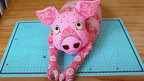 Patchwork Pig Pattern, Pig Pillow Pattern, Patchwork Stuffed Animals, Pig Stuffed Animal Pattern, Stuffed Pig Pattern, Patchwork Animals, Pig Pattern, Diy Joy, Pig Crafts