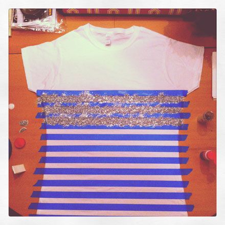 Easy DIY: How to Make A Glitter Striped Tee. but actually do this on a tank top and have it be the american flag Bordados Tambour, Sausage Balls, Diy Vetement, Cheese Sausage, Glitter Diy, Diy Baby, Crafty Craft, Crafty Diy, Craft Time