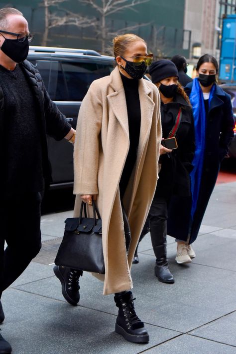 Oversized Camel Coat, Jennifer Lopez Outfits, Jlo Style, Edgy Shoes, Fame And Fortune, Max Mara Coat, Vogue Ukraine, Celeb Fashion, Sneakers Street Style