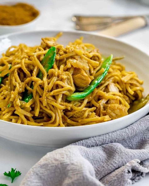 slow cooker chinese chicken curry noodles with vegetables. Family fakeaway recipe that is perfect for any day of the week. #fakeawayrecipe #chinesechickencurry #curry #familyrecipes #applytofaceblog #chickencurry How To Cook Noodles, Chow Mein Recipe Vegetable, High Protein Chicken, Vegetable Chow Mein, Fakeaway Recipes, Chow Mein Recipe, Chicken Chow Mein, Stir Fry Recipes Chicken, Slow Cooker Pasta