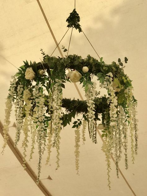 Hanging Flowers Chandelier, Hanging Fake Flowers From Ceiling, Diy Chandelier Wedding, Floral Arrangements Hanging From Ceiling, Diy Hanging Wedding Decorations, Hanging Plants Wedding, Flower Ceiling Decor, Wedding Flower Chandelier, Chandelier Flowers