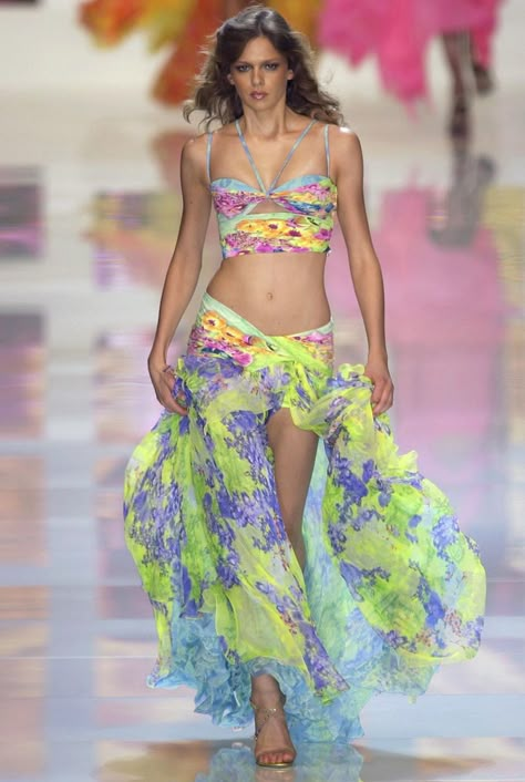 versace spring 2004 Elise Crombez, 2000s Runway, 2004 Runway, Versace Spring, Runway Outfits, Versace Fashion, Iconic Dresses, Dress Rental, Runway Pictures