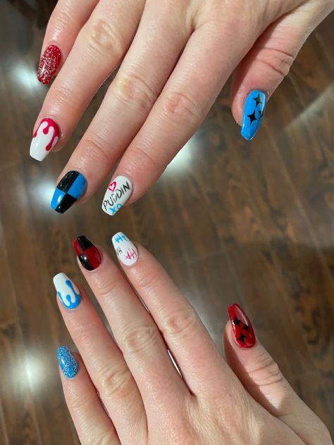 Red And Blue Nail Designs, Harley Quinn Nails Acrylic, Harley Quinn Nails Designs, Harley Quinn Nail Art, Joker Nails Designs, Dc Nails, Harley Quinn Nails, Holly Quinn, Joker Nails