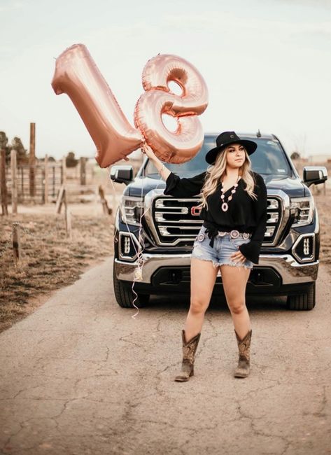 Birthday Photoshoot Ideas Country, Western Outfits Photoshoot, Western Birthday Pictures, Western Birthday Photoshoot Ideas, Country Birthday Party Ideas For Women, Cowgirl Birthday Photoshoot, Vaquera Photoshoot, Western Birthday Outfit Women, Western Birthday Photoshoot