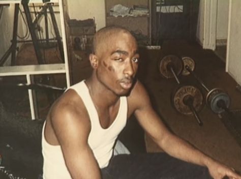 1991 after getting beaten up by oakland police Tupac Photos, Hot Youtubers, Tupac Makaveli, Tupac Wallpaper, Tupac Quotes, Tupac Pictures, Hip Hop Classics, 90s Rap, 90s Hiphop