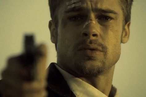 32 Movies With Unbelievably Bleak Endings Seven Brad Pitt, Se7en 1995, Film Seven, Brad Pitt Movies, Seven Movie, Gabriel Byrne, Famous Movie Scenes, Guy Pearce, Tommy Lee Jones