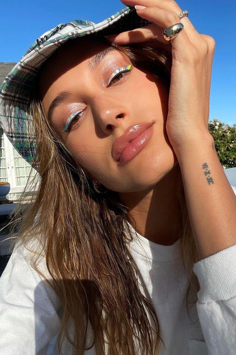 Hailey Bieber is embracing offbeat beauty looks like it’s summer 2019. The supermodel shared a sun-kissed selfie wearing her favourite plaid Stüssy bucket hat, captioned: “Had a little too much fun with my glam tonight.” Translation: she upped the ante on her eyeliner flick courtesy of holographic stickers by Simihaze Beauty, a new brand founded by twins Simi and Haze Khadra. Hayley Bieber, Virtual Makeup, Eyeliner Stickers, Hailey Rhode, Eye Makeup Images, Prom Makeup Looks, The Blonde Salad, Eye Makeup Pictures, Simple Eye Makeup