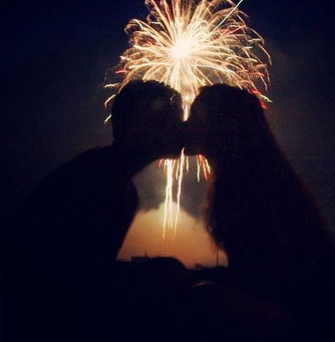 ✔️Kiss someone I love on new years eve. New Year Kiss, Soul Alchemy, New Years Eve Pictures, New Years Eve Kiss, New Year's Kiss, Image Couple, New Years Traditions, Kiss Pictures, New Year Pictures