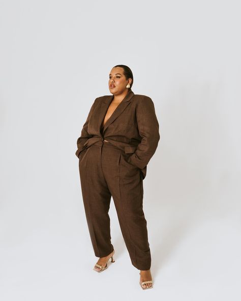 Plus Size Influencer Fashion, Oversized Suit Photoshoot, Tailored Suit Women Plus Size, Editorial Plus Size Fashion, Plus Size Portfolio Shoot, Curvy High Fashion Photography, Plus Size Workwear, Brown Outfit, Wedding Attire Guest