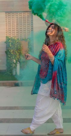 Holi Make Up Look Indian, Holi Outfit Ideas Indian Women, Holi Outfits Women Casual, Holi Poses For Women, Holi Photoshoot Ideas For Women, Holi Shoot Photo Ideas, Holi Look For Women, Holi Outfits Women Indian, Krithika Khurana