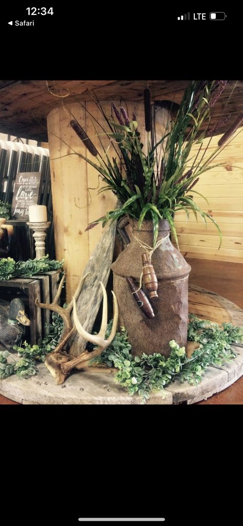 Wilderness Table Decorations, Hunting Grooms Cake Table, Hunting Flower Arrangements, Hunting Theme Table Centerpieces, Manly Table Decor, Waterfowl Wedding Ideas, Grooms Table Hunting Theme, Deer Antler Table Centerpieces, Hunting Themed Centerpieces