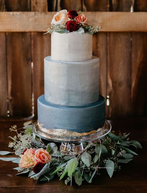 Blue Color Palette Wedding, Classy Wedding Cakes, Burgundy Wedding Cake, Blue Beach Wedding, Blue Wedding Decorations, Beach Wedding Colors, Beach Wedding Reception, Wedding Reception Ideas, Beach Wedding Cake