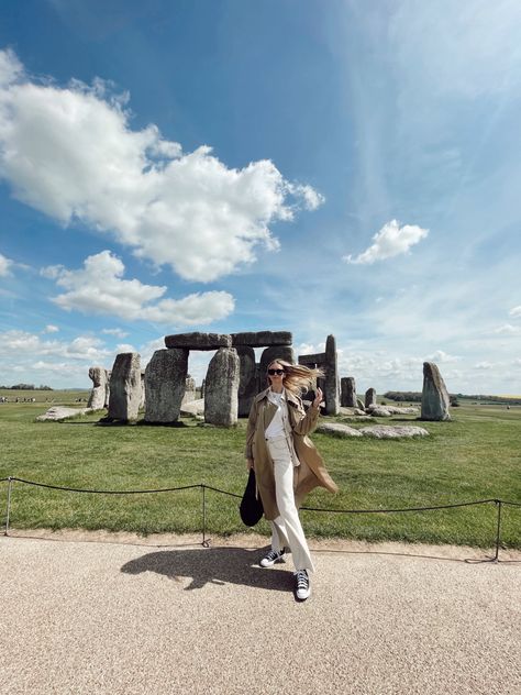 #englandtraveling #stonehenge #uktravel Stonehenge Photography Ideas, Stonehenge Picture Ideas, Stonehenge Photography, Stonehenge Outfit, Stonehenge Aesthetic, Scotland Photo Ideas, England Outfits, Stonehenge England, London Photo Ideas