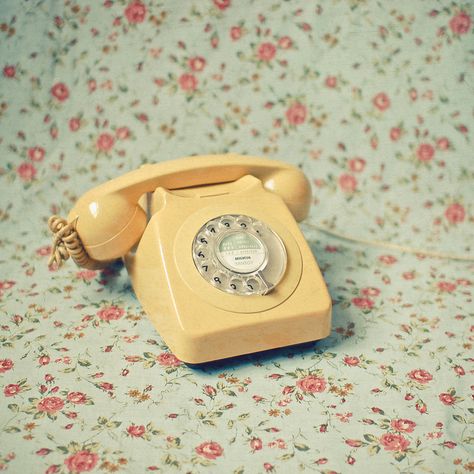 Remember the days when phones were plugged into the wall? 70's Aesthetic, Telephone Retro, Yellow Aesthetic Pastel, Antique Phone, Telephone Vintage, Rotary Phone, Retro Phone, Vintage Phones, Vintage Telephone