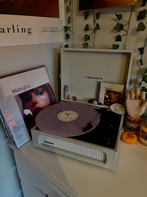 Record Player Aesthetic, Records Aesthetic, Record Room, Vinyl Aesthetic, Vinyl Record Player, Dream Room Inspiration, Room Makeover Bedroom, Room Makeover Inspiration, Room Inspiration Bedroom