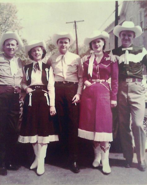 50s cowgirl singer western wear black red fringe skirt vest hat boots Patsy with friends, Winchester-Circa 1955 Cowgirl Baby, Vintage Western Wear, Patsy Cline, Western Costumes, Ranch Wear, Vintage Cowgirl, Cow Boy, 1940s Fashion, Cowboy And Cowgirl