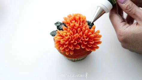 Learn how to make Buttercream Chrysanthemum flowers on your cupcakes + video Fall Buttercream Flowers, Buttercream Mums Tutorial, Mum Cupcakes, Russian Piping Tips Fall Flowers, Chrysanthemum Cake, Chrysanthemum Cupcakes, Fall Flower Cupcakes, Orange Buttercream Flowers, Buttercream Chrysanthemum