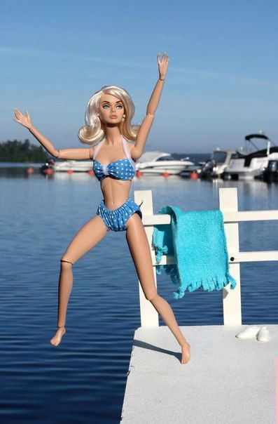 Photo Beach Barbie Outfit, Barbie Ballerina Doll, Barbie Pool, Beach Barbie, Barbie Swimsuit, Barbie Stories, That Poppy, Barbie Summer, Barbie Doll Set