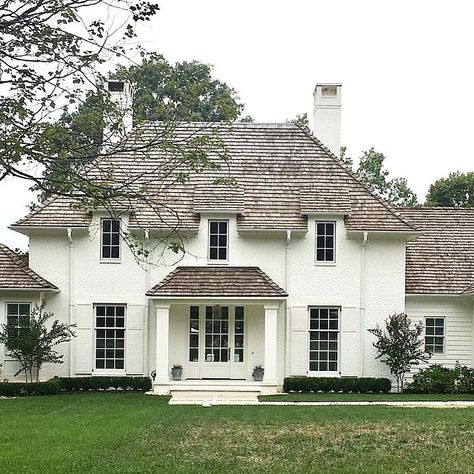 we loved painted brick and this dreamy scene with white painted brick and a cedar roof is pretty perfect 💙 (repost via… Painted White Brick House, White Painted Brick, Roof Shingle Colors, Cedar Shake Roof, Cedar Shake, Glass Railings, Painted Brick House, Shake Roof, White Siding