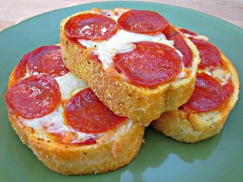 Garlic Bread Pizza with Texas Toast - Poor Man's Gourmet Kitchen Simple Garlic Bread, Texas Toast Pizza, Toast Garlic Bread, Pudding Cup Recipes, Texas Toast Garlic Bread, Bread Pizza Recipe, Garlic Bread Pizza, Toast Pizza, Seasoned Butter