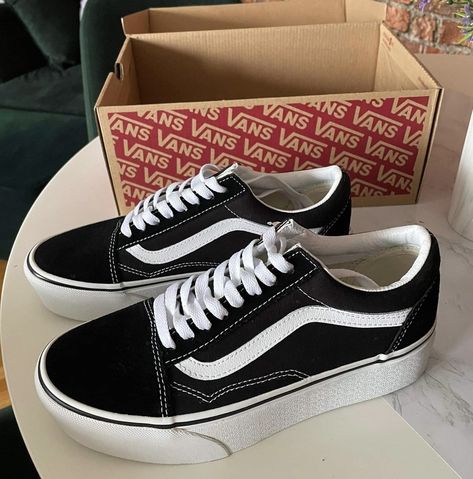 Vans Shoes Fashion, Tenis Vans, Notting Hill, Pretty Shoes, Wish List, Shoes Fashion, Vans Shoes, Me Too Shoes, Tennis