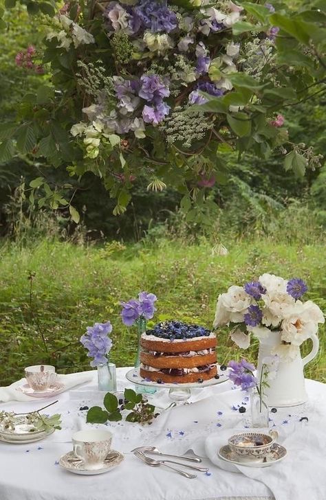 Fantasy Picnic, Cottage Core Tea Party, Ostara Aesthetic, Picnic Dinner Party, British Picnic, Painting Moodboard, Dreamy Picnic, Emma Lewis, Garden Party Picnic