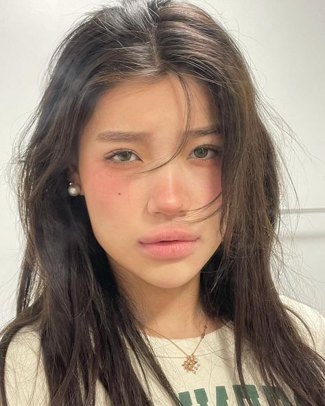 김해나 on Instagram: “a bit dramatic” Hannah Kae, Hannah Kim, Kim Makeup, Makeup Layout, Makeup Books, Look Office, Cute Makeup Looks, Makeup Looks Tutorial, Makeup Revolution